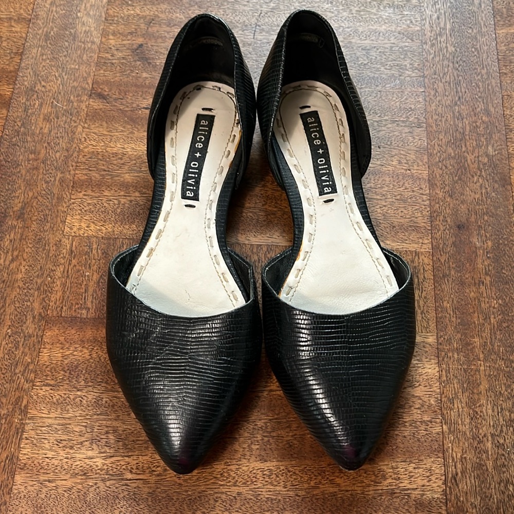 Alice + Olivia black leather flat 35